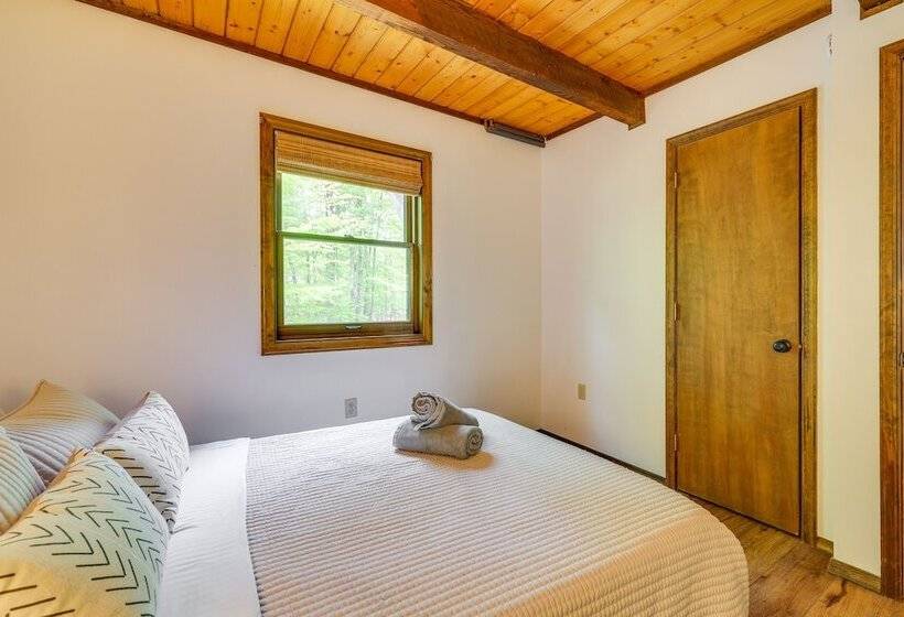 Traditional Blakeslee Chalet: Deck & Lake Access!