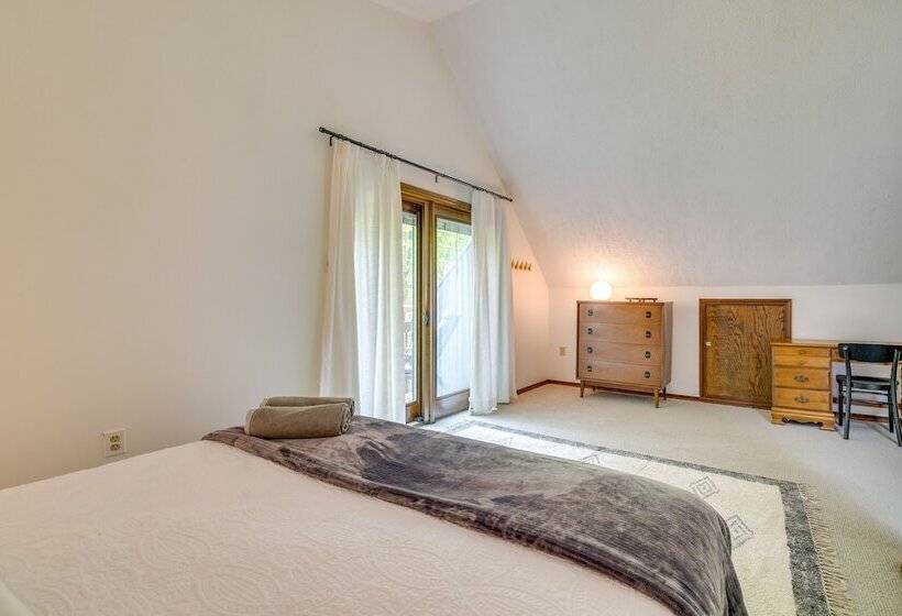 Traditional Blakeslee Chalet: Deck & Lake Access!