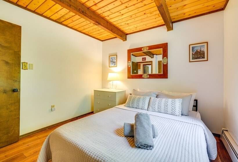 Traditional Blakeslee Chalet: Deck & Lake Access!