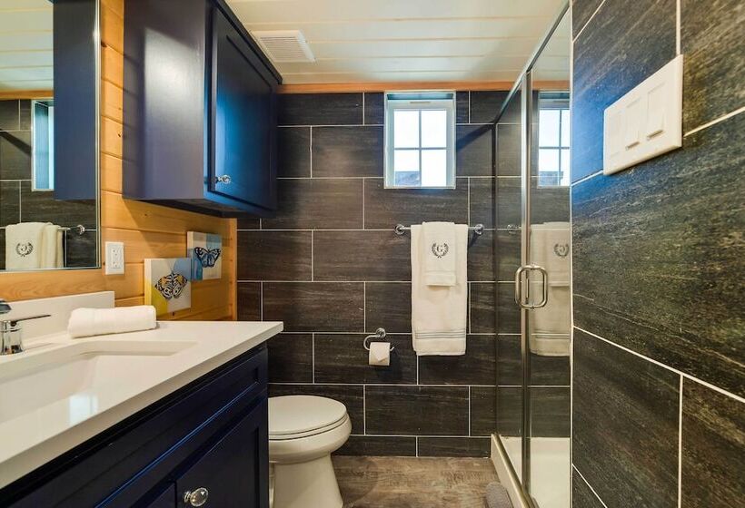 ~ 11 Mi To Lake Whitney: Tree Lined Cabin W/ Deck