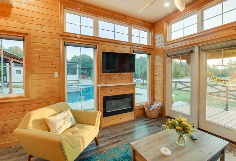 ~ 11 Mi To Lake Whitney: Tree Lined Cabin W/ Deck