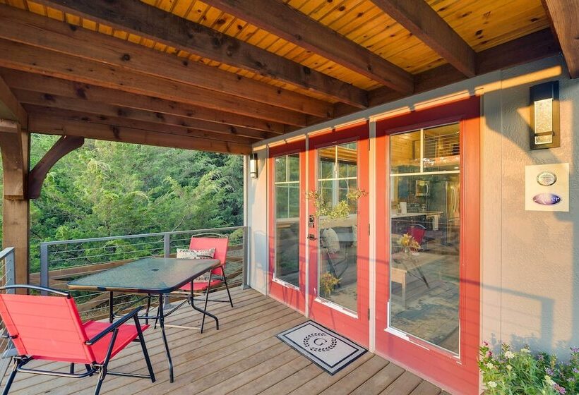 ~ 11 Mi To Lake Whitney: Tree Lined Cabin W/ Deck