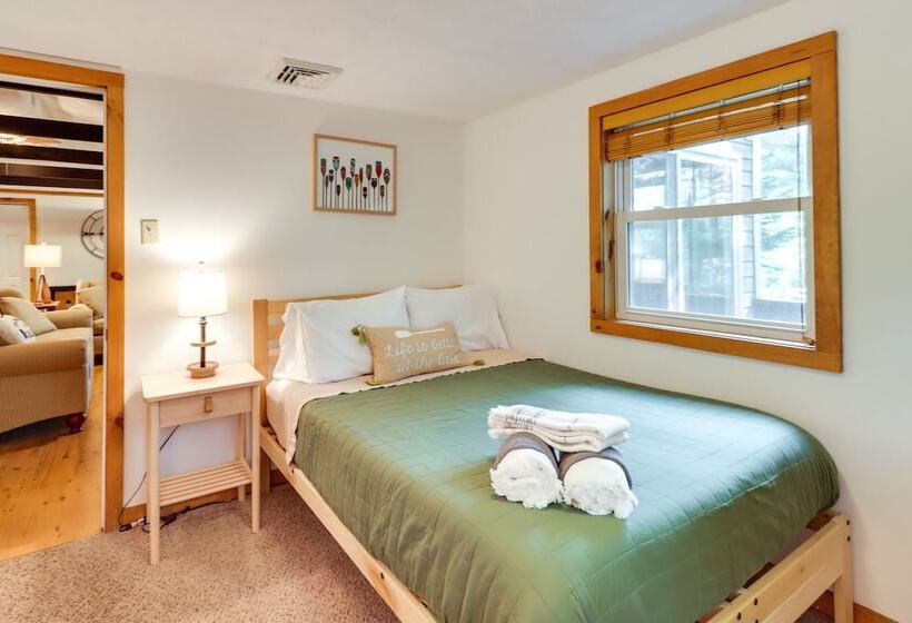 Tree Lined Pocono Lake Retreat: Walk To Beaches!