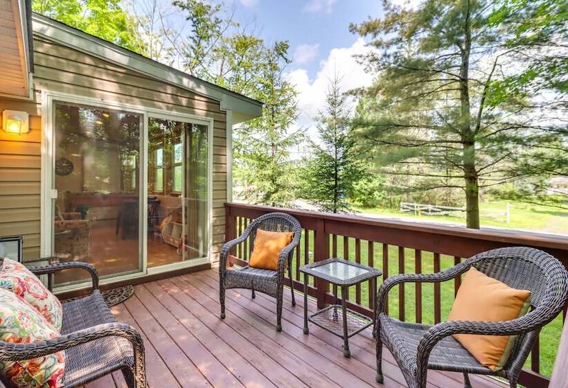 Tree Lined Pocono Lake Retreat: Walk To Beaches!