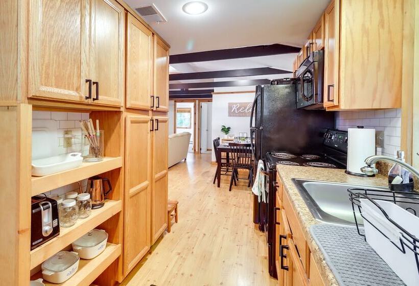 Tree Lined Pocono Lake Retreat: Walk To Beaches!