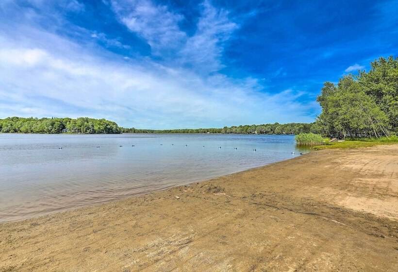 Tree Lined Pocono Lake Retreat: Walk To Beaches!