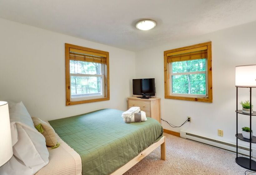 Tree Lined Pocono Lake Retreat: Walk To Beaches!