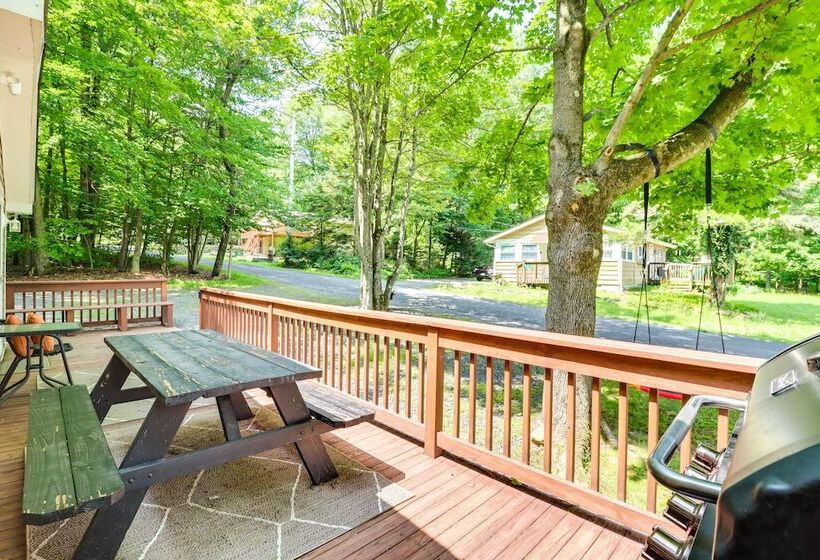 Tree Lined Pocono Lake Retreat: Walk To Beaches!