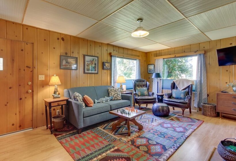 Vintage Cottage By Leaburg Canal W/ Large Yard!