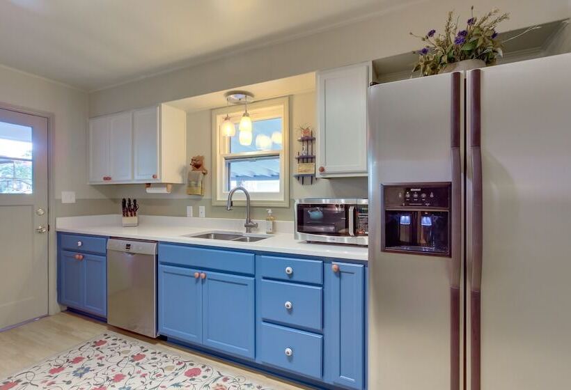 Vintage Cottage By Leaburg Canal W/ Large Yard!