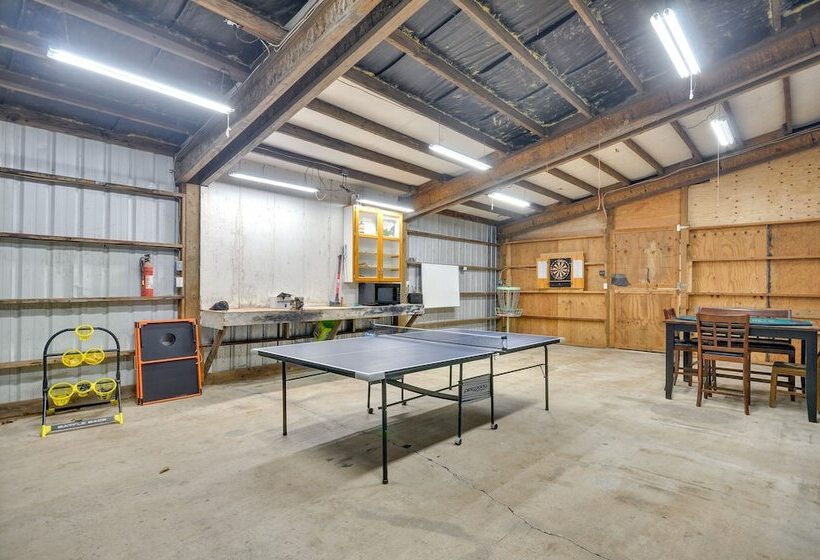 Washington Retreat: Fire Pit, Hot Tub & Ping Pong!