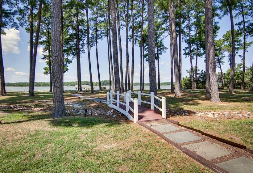 Waterfront Cambridge Gem W/ Hot Tub, Pool & Dock!