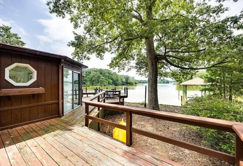 Waterfront Heathsville Cottage W/ Dock & Hot Tub!
