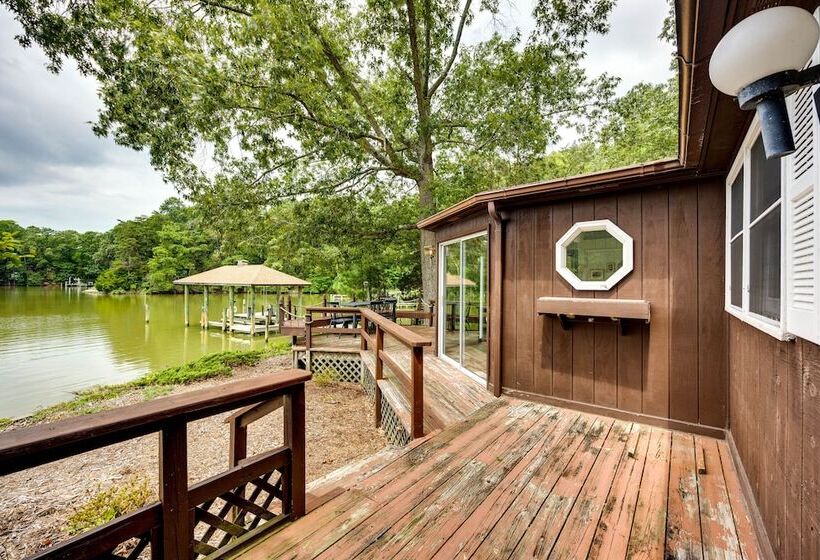 Waterfront Heathsville Cottage W/ Dock & Hot Tub!