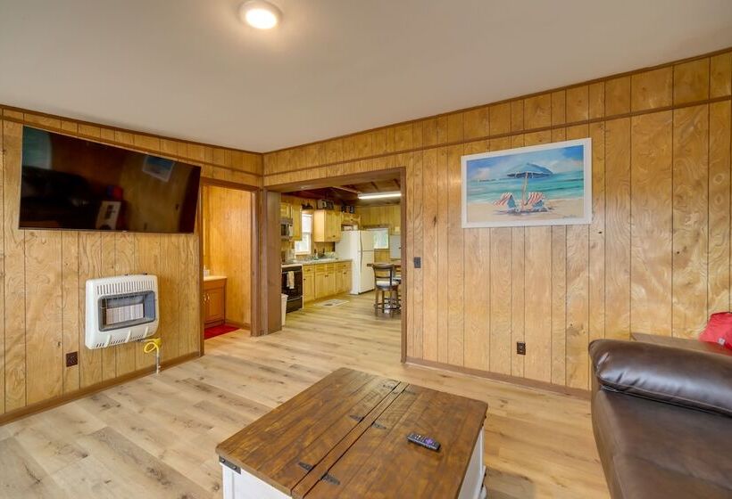 Waterfront Lake Cabin: Close To Boating & Fishing!