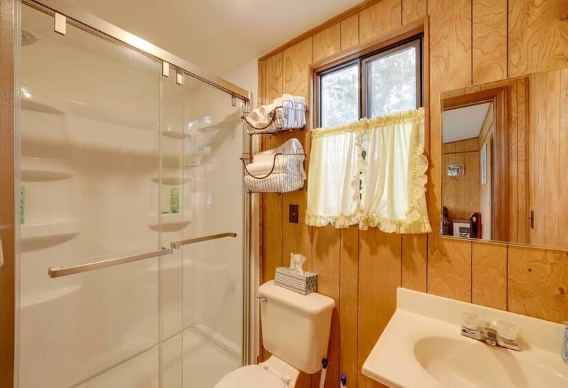 Waterfront Lake Cabin: Close To Boating & Fishing!