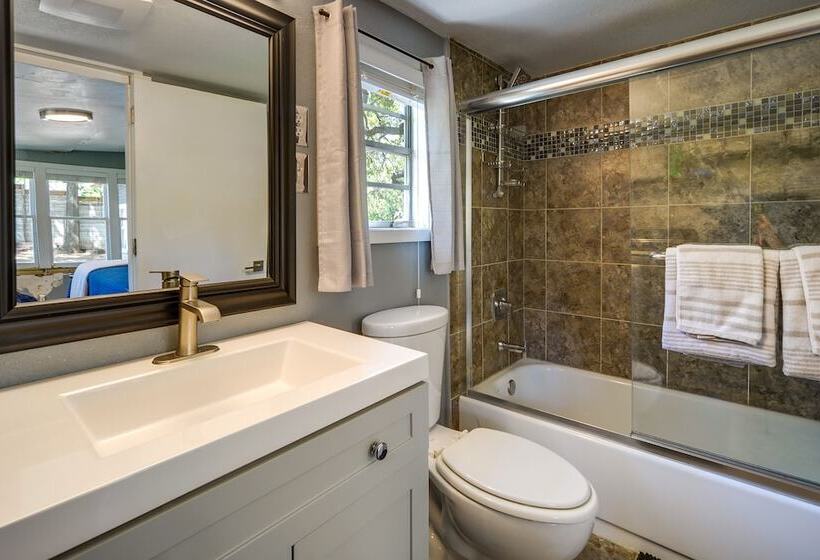 Waterfront Lake Lbj Cabin W/ Private Dock!