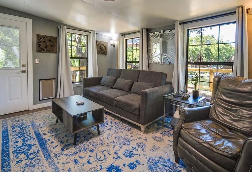 Waterfront Lake Lbj Cabin W/ Private Dock!