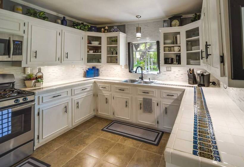 Waterfront Lake Lbj Cabin W/ Private Dock!