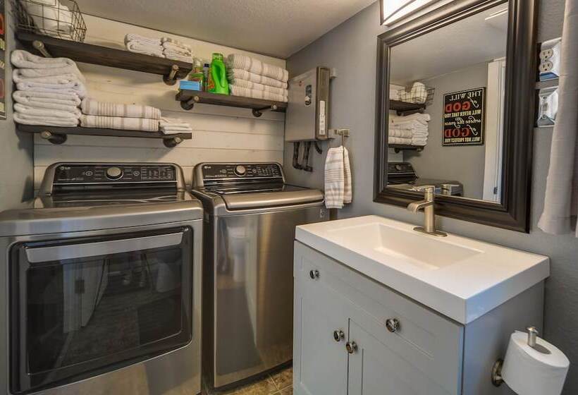 Waterfront Lake Lbj Cabin W/ Private Dock!