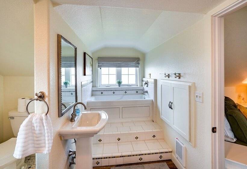 Waterfront Lake Poinsett Retreat W/ Fire Pit!