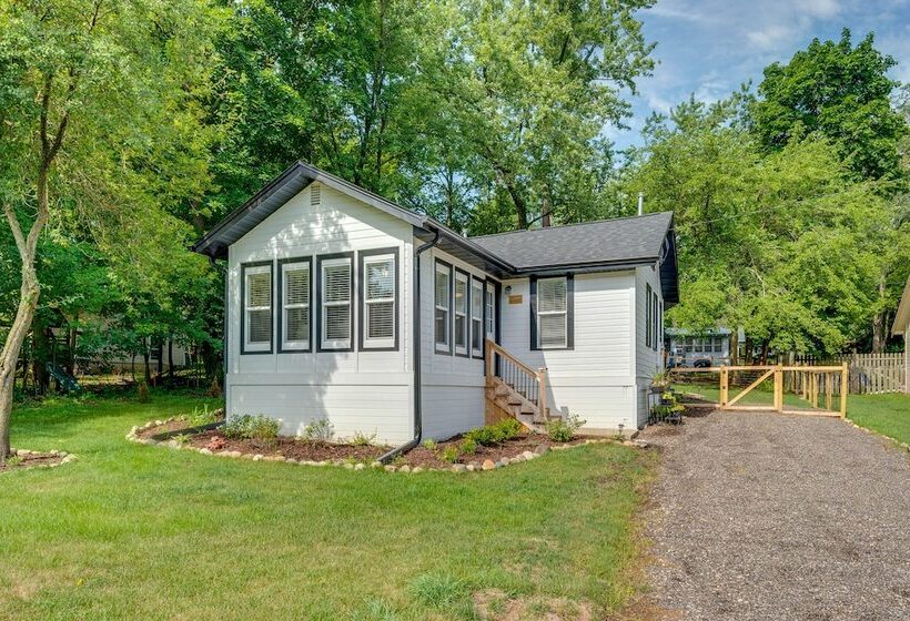 Welcoming Williams Bay Cottage W/ Deck & Fire Pit!