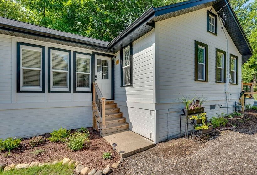 Welcoming Williams Bay Cottage W/ Deck & Fire Pit!