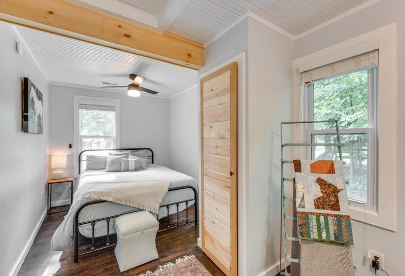 Welcoming Williams Bay Cottage W/ Deck & Fire Pit!