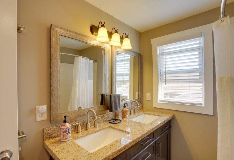 Welcoming Willoughby Home: 1 Mi To Historic Dtwn