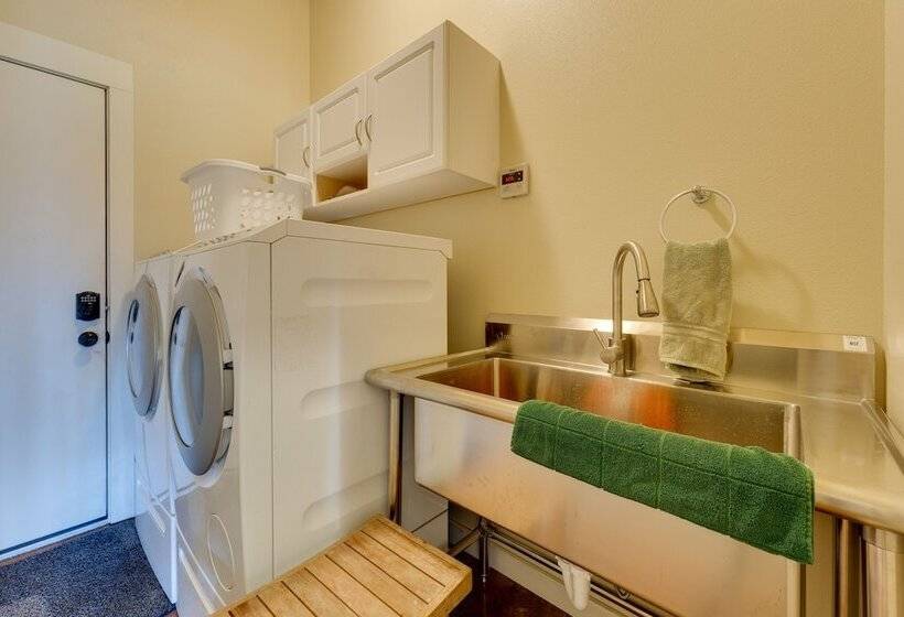 West Richland Home W/ Vineyard & Mountain Views!