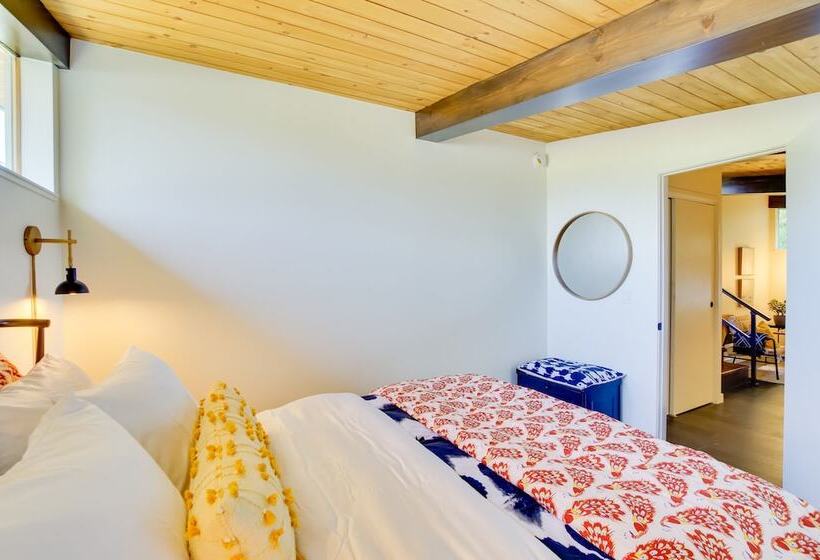 Whidbey Island Oasis: Walk To Beach, Hot Tub, View