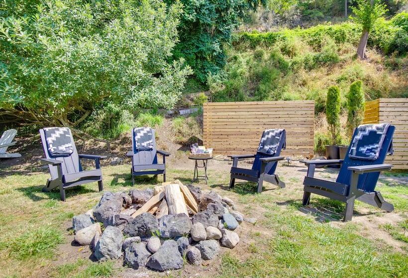 Whidbey Island Oasis: Walk To Beach, Hot Tub, View