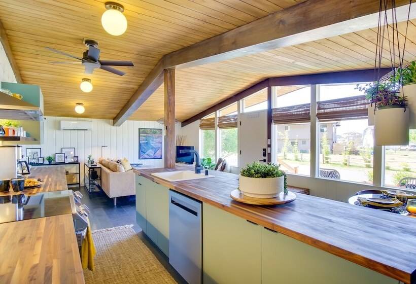 Whidbey Island Oasis: Walk To Beach, Hot Tub, View