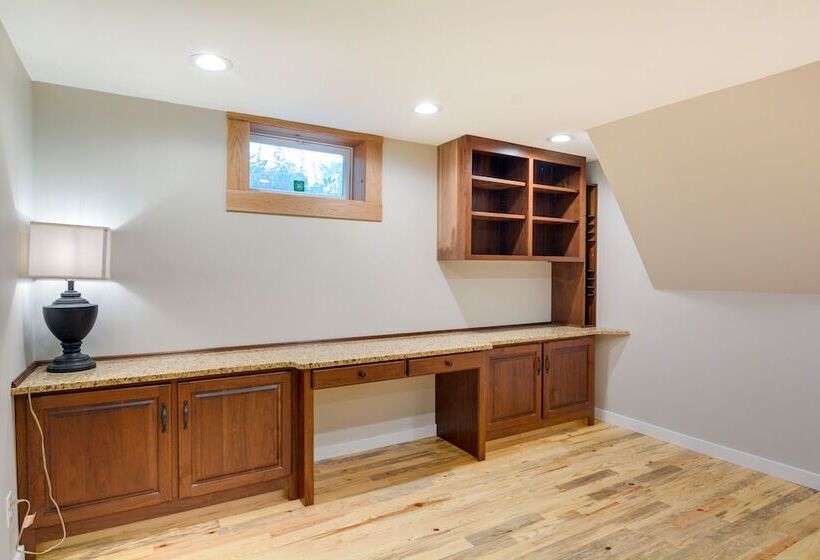 Whimsical Cottage Near Springfield Art Museum!