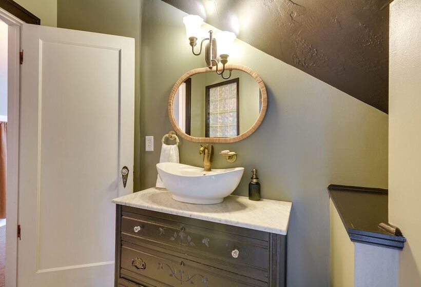 Whimsical Cottage Near Springfield Art Museum!