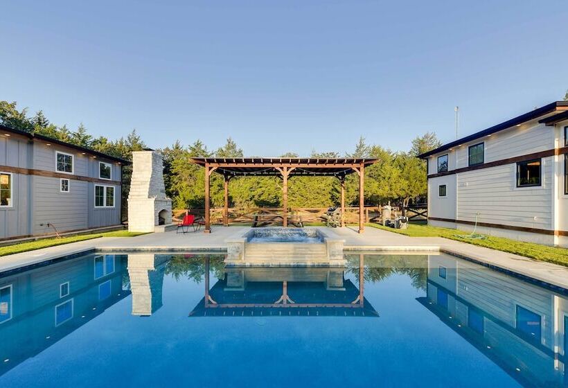 Shared Outdoor Pool & Hot Tub: Whitney Retreat!