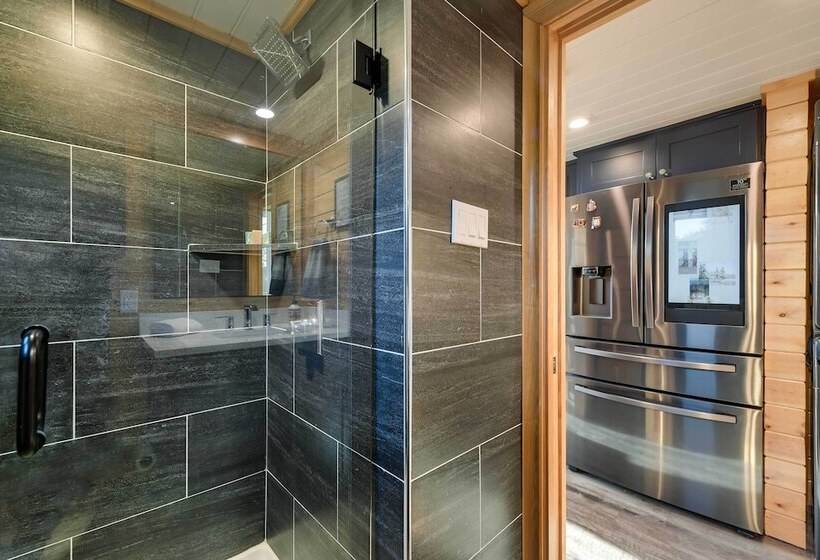 Shared Outdoor Pool & Hot Tub: Whitney Retreat!