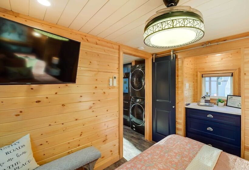 Shared Outdoor Pool & Hot Tub: Whitney Retreat!