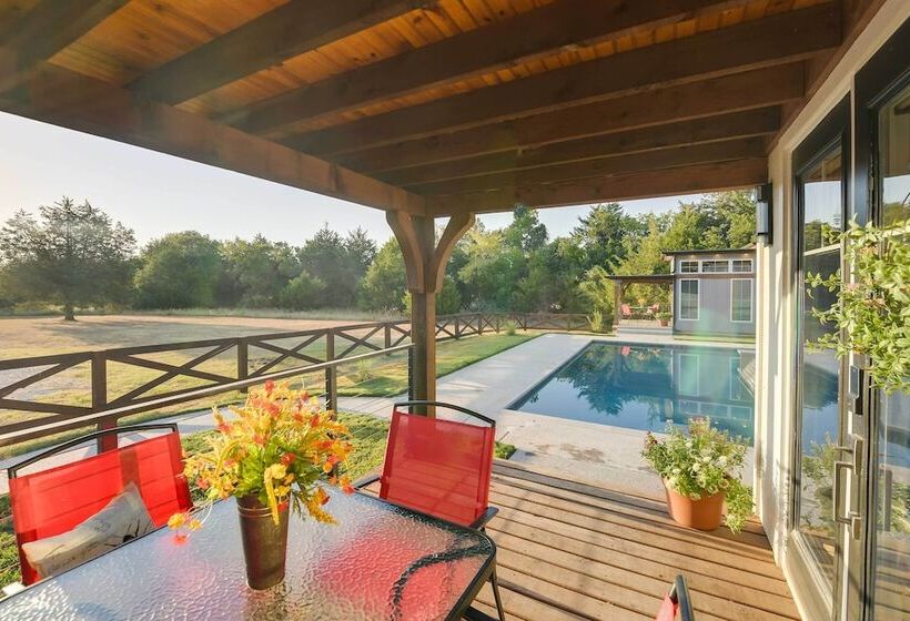 Shared Outdoor Pool & Hot Tub: Whitney Retreat!