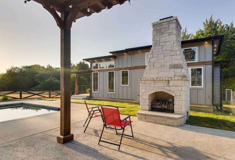 Shared Outdoor Pool & Hot Tub: Whitney Retreat!