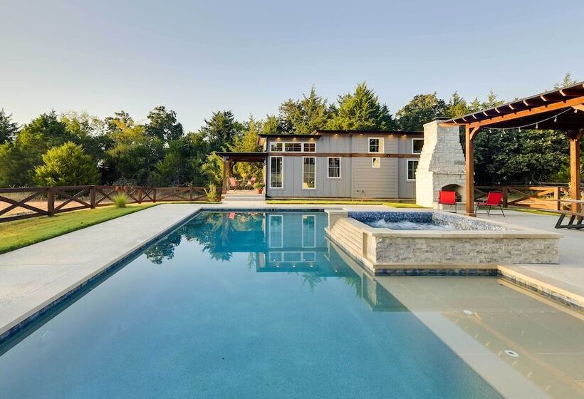 Shared Outdoor Pool & Hot Tub: Whitney Retreat!
