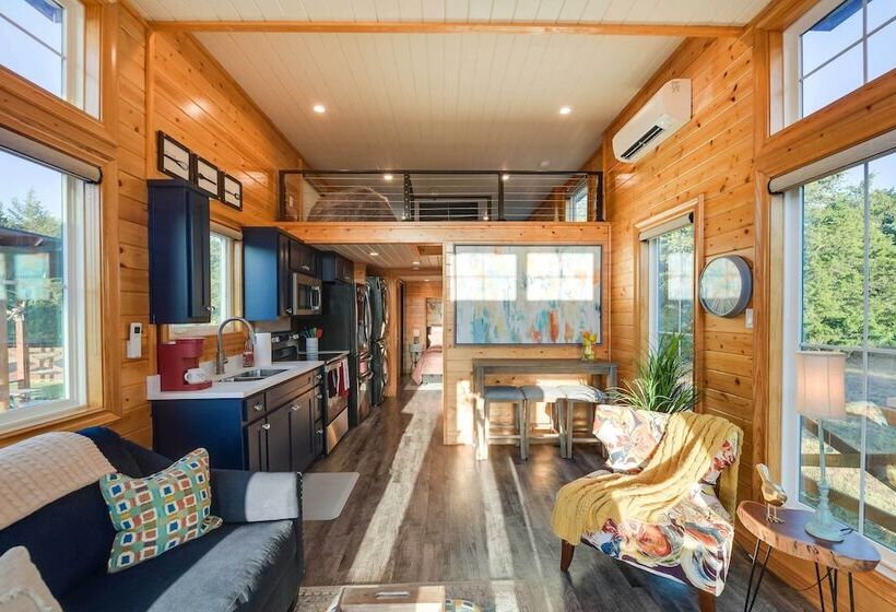 Shared Outdoor Pool & Hot Tub: Whitney Retreat!