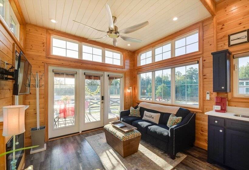 Shared Outdoor Pool & Hot Tub: Whitney Retreat!