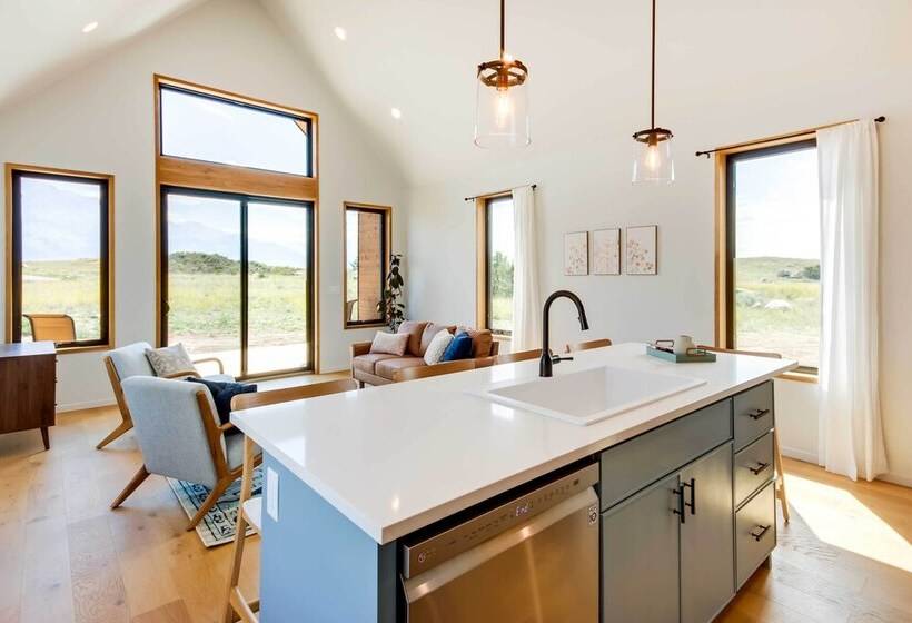 Yellowstone Prairie Retreat: 360 Mountain Views!