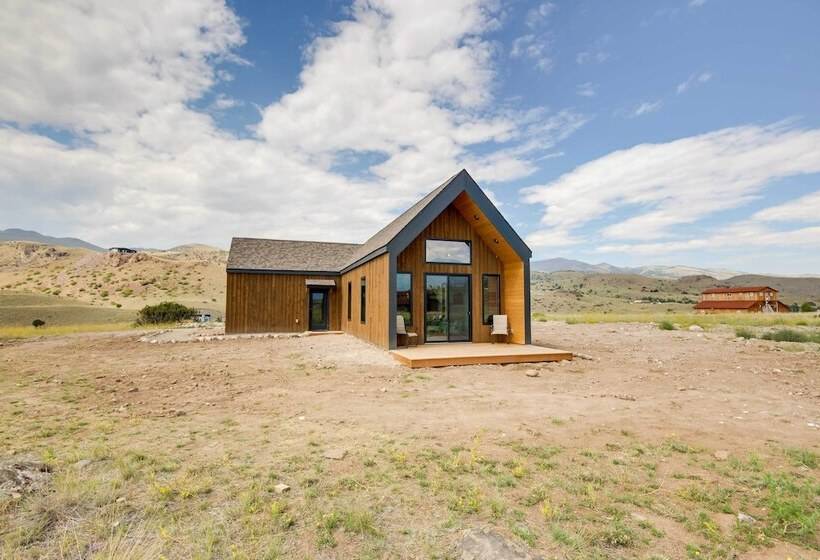 Yellowstone Prairie Retreat: 360 Mountain Views!