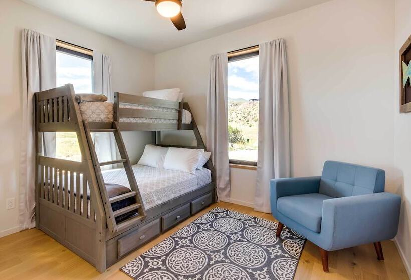 Yellowstone Prairie Retreat: 360 Mountain Views!