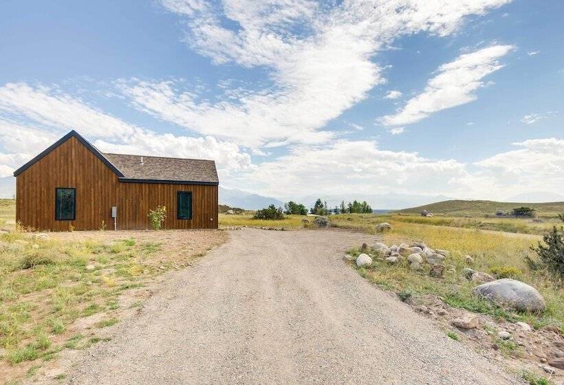 Yellowstone Prairie Retreat: 360 Mountain Views!