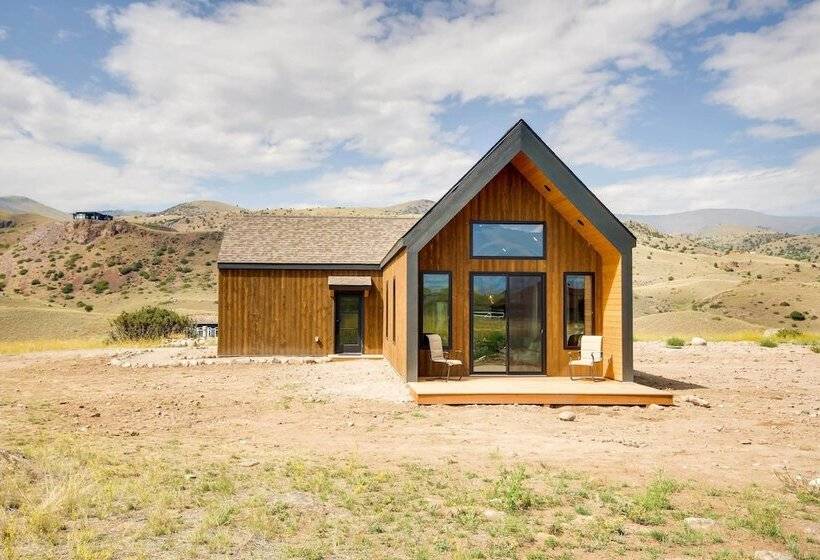 Yellowstone Prairie Retreat: 360 Mountain Views!