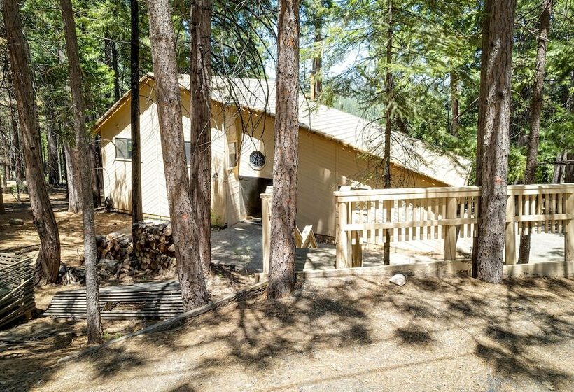 Airy Arnold Cabin Stay W/ Deck + Mountain Views!