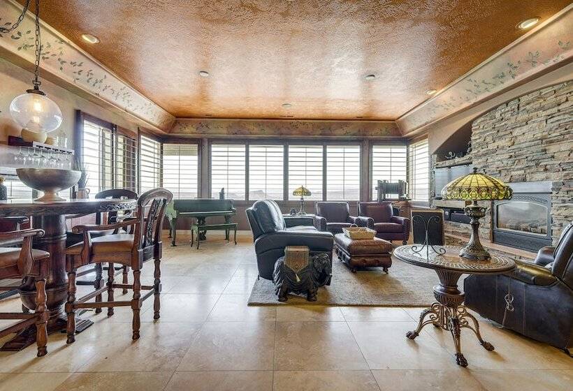 Airy St George Retreat W/ Balcony + Mtn Views!